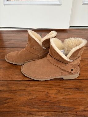 UGG Aubrielle Chestnut Brown Shearling-Lined Ankle Booties - size 6.5